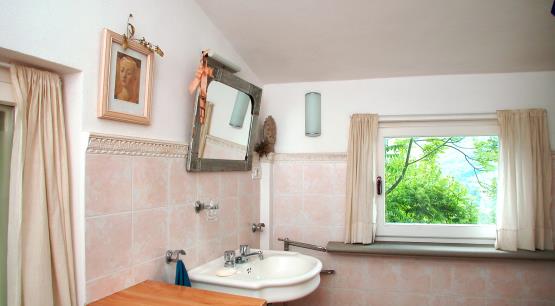1_small_bathroom___1.JPG